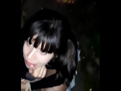 ❤️ 在街上膨胀的阴茎,以换取糖果 Porno❤