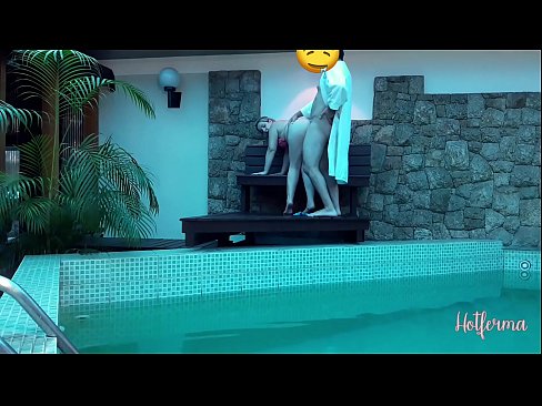 ❤️ 老板邀请女佣去泳池，却忍不住要来个热辣的 Porno❤