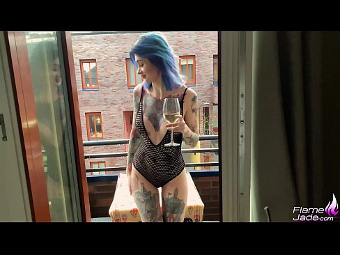 ❤️ 巨大的女孩大口吸吮，在空旷的天空下热情地做爱 Porno❤